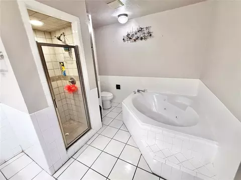 Bath - 1209 S Trail Dr, Altus, OK 73521 photo 4 of 4