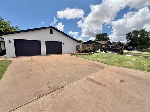 Exterior - 1209 S Trail Dr, Altus, OK 73521 photo 2 of 6