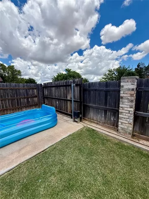Exterior - 1209 S Trail Dr, Altus, OK 73521 photo 5 of 6