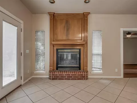 Living - 1085 Pioneer Rd, Tuttle, OK 73089 photo 9 of 10
