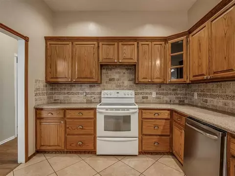 Kitchen - 1085 Pioneer Rd, Tuttle, OK 73089 photo 3 of 5