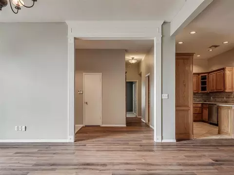 Living - 1085 Pioneer Rd, Tuttle, OK 73089 photo 5 of 10