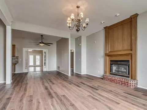 Living - 1085 Pioneer Rd, Tuttle, OK 73089 photo 3 of 10