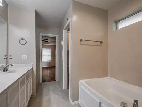 Bath - 1085 Pioneer Rd, Tuttle, OK 73089 photo 4 of 5