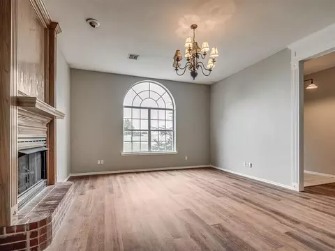 Living - 1085 Pioneer Rd, Tuttle, OK 73089 photo 4 of 10