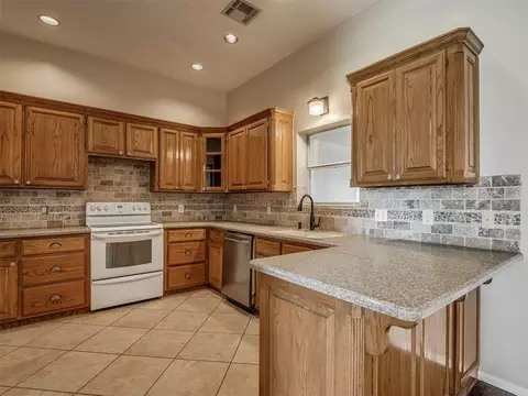 Kitchen - 1085 Pioneer Rd, Tuttle, OK 73089 photo 2 of 5