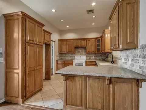 Kitchen - 1085 Pioneer Rd, Tuttle, OK 73089 photo 1 of 5