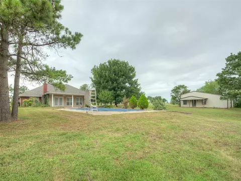 Exterior - 1085 Pioneer Rd, Tuttle, OK 73089 photo 2 of 4