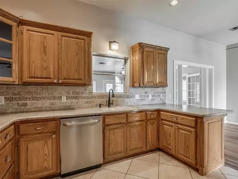 Kitchen - 1085 Pioneer Rd, Tuttle, OK 73089 photo 4 of 5