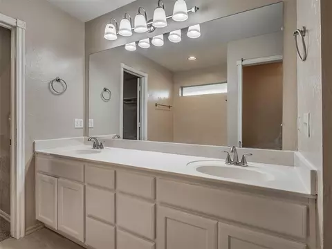 Bath - 1085 Pioneer Rd, Tuttle, OK 73089 photo 1 of 5