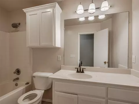 Bath - 1085 Pioneer Rd, Tuttle, OK 73089 photo 5 of 5