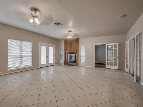 Living - 1085 Pioneer Rd, Tuttle, OK 73089 photo 7 of 10