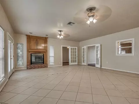 Living - 1085 Pioneer Rd, Tuttle, OK 73089 photo 8 of 10