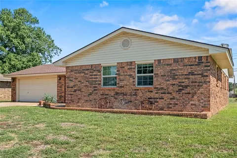 537 Sunset Dr, Watonga, OK 73772 photo 2