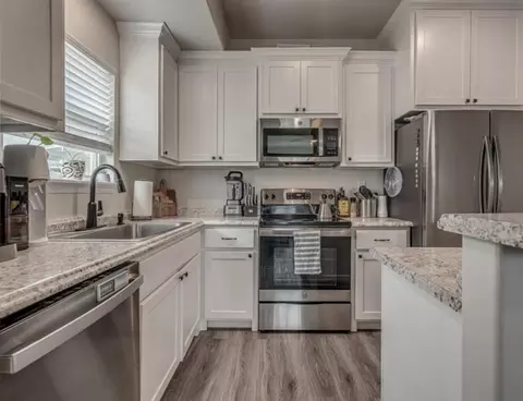 Kitchen - 1663 Comice Dr, Newcastle, OK 73065 photo 2 of 2