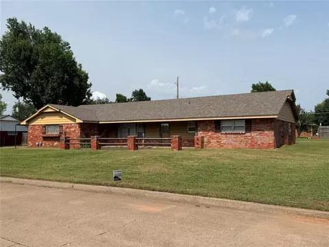 203 Elmhurst Dr, Chickasha, OK 73018
