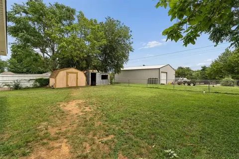 Exterior - 124 S 4th St, Mcloud, OK 74851 photo 1 of 3