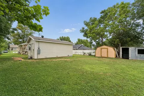 Exterior - 124 S 4th St, Mcloud, OK 74851 photo 2 of 3