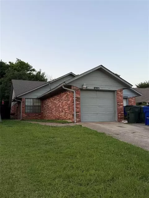 8905 S Oak Valley Dr, Midwest City, OK 73110