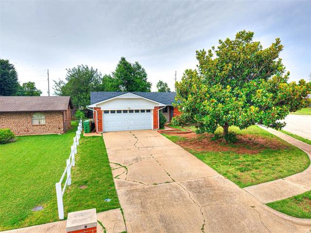 411 Oak Creek Dr, Yukon, OK 73099