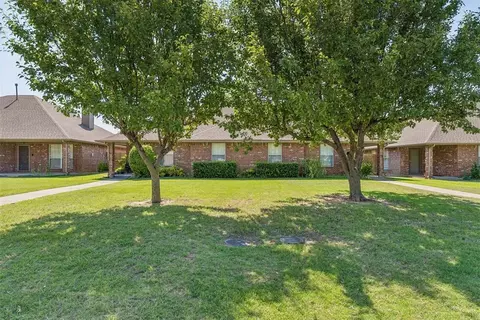 404 N Willowood Dr #404 & 406, Yukon, OK 73099
