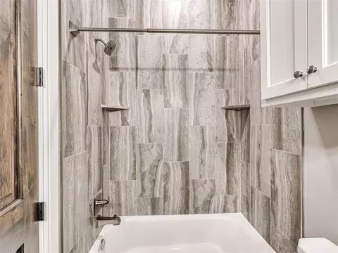 Bath - 11601 Piazza Way, Arcadia, OK 73007 photo 7 of 7