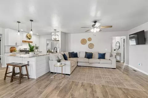 Living - 301 Bonanza Ln, Tuttle, OK 73089 photo 3 of 4