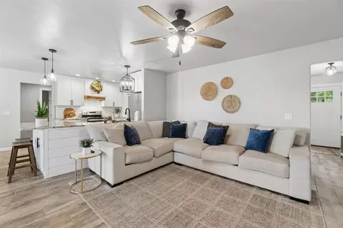 Living - 301 Bonanza Ln, Tuttle, OK 73089 photo 2 of 4