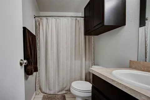 Bath - 724 Grickle Dr, Norman, OK 73069 photo 4 of 5