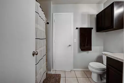 Bath - 724 Grickle Dr, Norman, OK 73069 photo 1 of 5