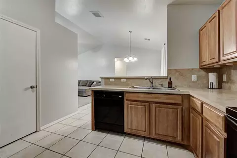 Kitchen - 724 Grickle Dr, Norman, OK 73069 photo 3 of 3
