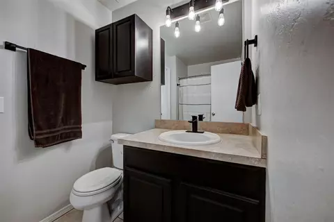 Bath - 724 Grickle Dr, Norman, OK 73069 photo 2 of 5