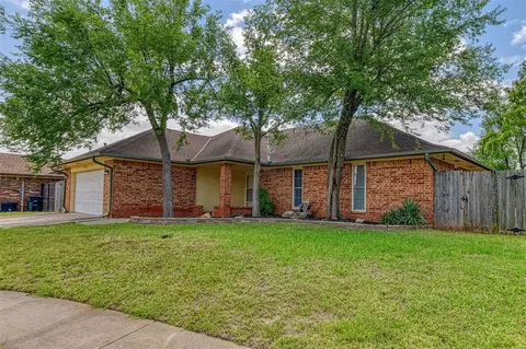 Exterior - 1308 SE 3rd St, Moore, OK 73160 photo 2 of 6