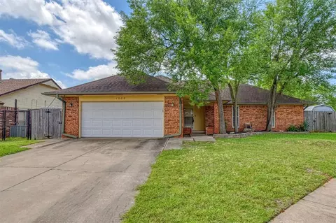 1308 SE 3rd St, Moore, OK 73160