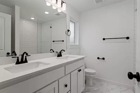 Bath - 8801 Spruce St, Edmond, OK 73003 photo 3 of 4