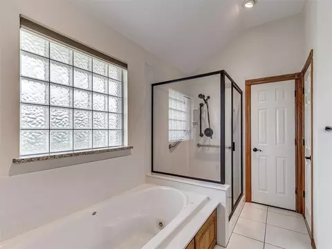Bath - 809 Grandview Rd, Tuttle, OK 73089 photo 1 of 2