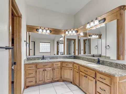 Bath - 809 Grandview Rd, Tuttle, OK 73089 photo 2 of 2