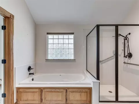 Bath - 809 Grandview Rd, Tuttle, OK 73089 photo 2 of 2