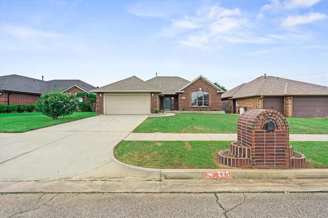 725 NE 20th St, Moore, OK 73160