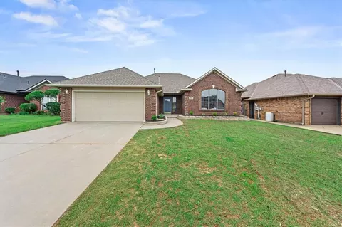 725 NE 20th St, Moore, OK 73160