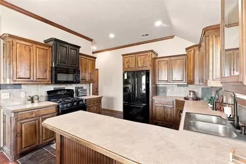 Kitchen - 1903 Riveria Dr, Tuttle, OK 73089 photo 2 of 2
