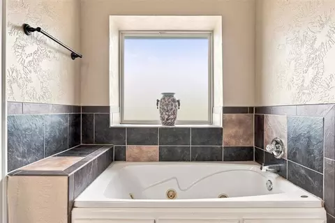 Bath - 1903 Riveria Dr, Tuttle, OK 73089 photo 3 of 4