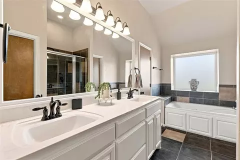 Bath - 1903 Riveria Dr, Tuttle, OK 73089 photo 2 of 4