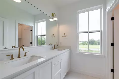 Bath - 29706 E Ridge Rd, Norman, OK 73072 photo 6 of 7