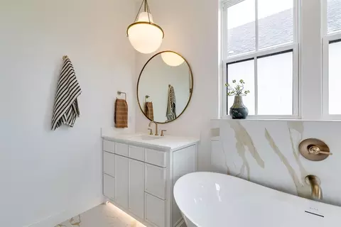 Bath - 29730 E Ridge Rd, Norman, OK 73072 photo 4 of 8