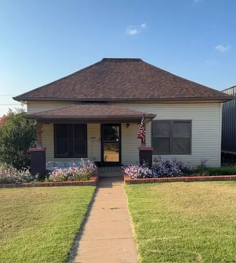 205 E 1st St, Carnegie, OK 73015