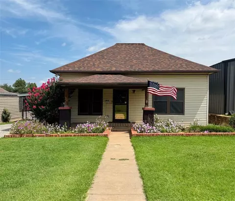 205 E 1st St, Carnegie, OK 73015