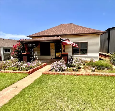 205 E 1st St, Carnegie, OK 73015