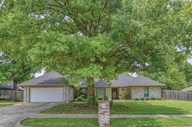 2709 Barry Switzer Dr, Norman, OK 73072