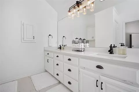 Bath - 10501 E Boyd St, Norman, OK 73026 photo 1 of 5